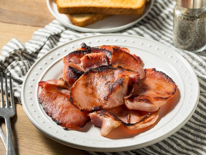 Manger du bacon irlandais est une tradition de la Saint-Patrick.