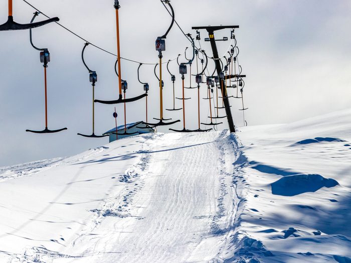 Un remonte-pente dans une station de ski canadienne.