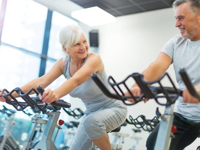 Un Couple Age S Entraine A Deux Exercices Sport Gym Entrainement Velo Stationnaire