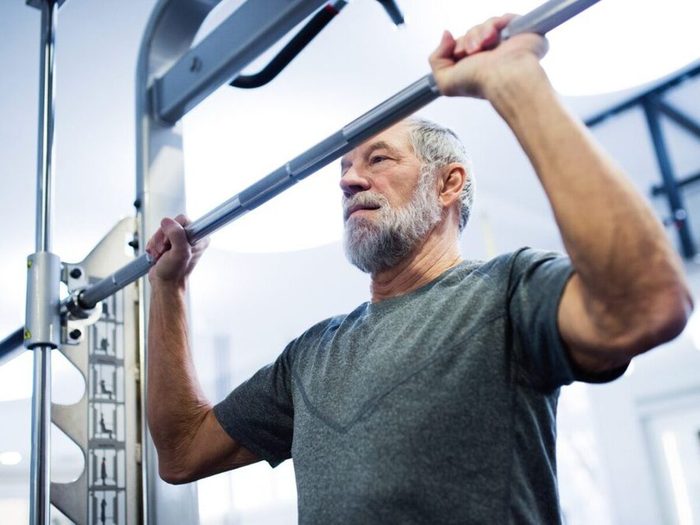 Un Homme Fait Des Exercices De Musculation Avec Machines Gym Entrainement Sport