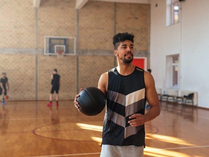 Un Jeune Homme Joue Au Basketball Pratiquer Un Sport Entrainement Exercices Gymnase