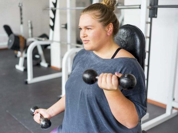 Une Jeune Femme Leve Des Poids Et Halteres Gym Sport Entrainement Exercices