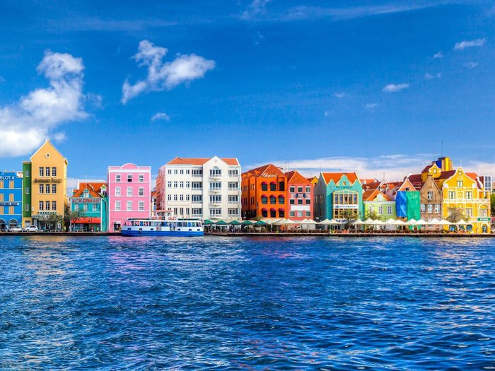 Une vue sur une ville de Curaçao, dans les Caraïbes