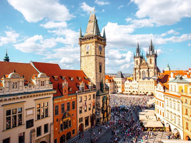 Des centaines de personnes visitent Prague, en Rpublique Tchque