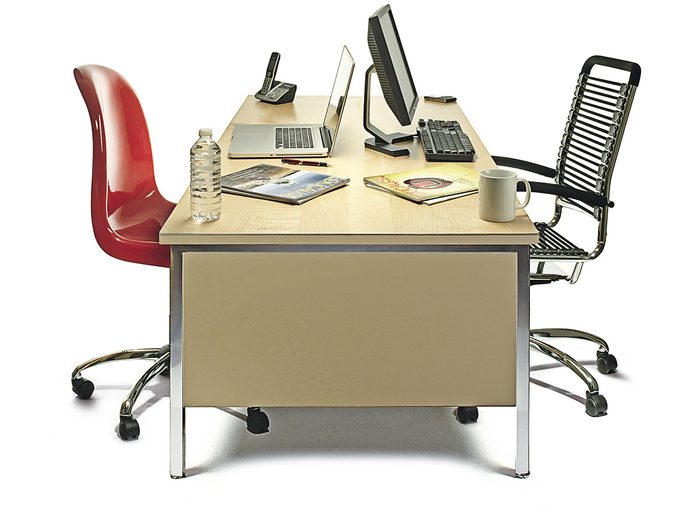 Un espace de travail avec deux chaises et un bureau.