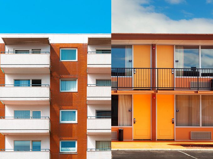Une image qui compare deux bâtiments d'hébergement: l'hôtel et le motel