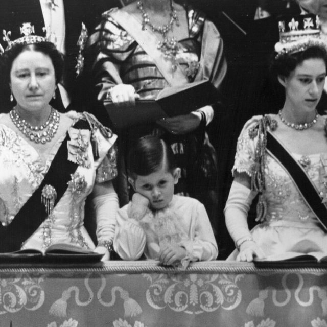 Le Futur Roi Charles Qui A L Air Tres Ennuye Reine Elizabeth