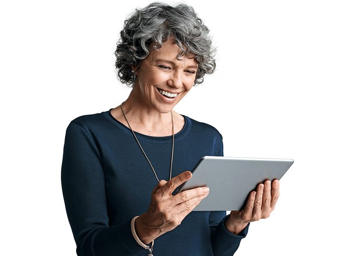 Une femme qui utilise sa tablette.