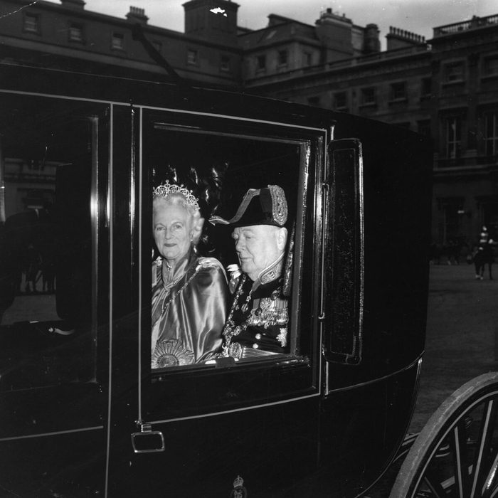 Winston Churchill Arrivant A Westminster Reine Elizabeth