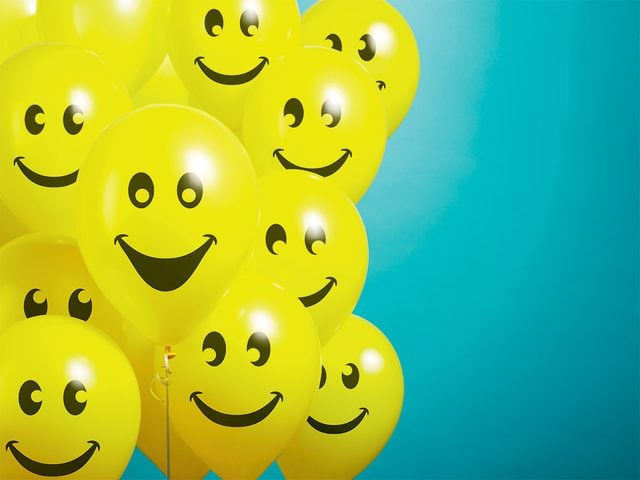 Des ballons jaunes souriants pour l'article "L'art de nouer des liens d'amiti"
