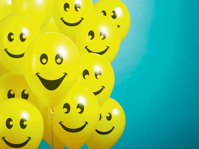 Des ballons jaunes souriants pour l'article "L'art de nouer des liens d'amitié"