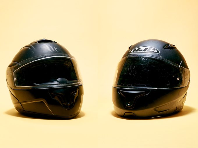 Image de deux casques de moto pour l'article "leçon de paternité avec mes filles"