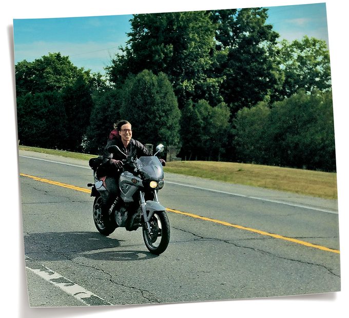Photo de Peter Carter en moto, sans casque, dans le Michigan