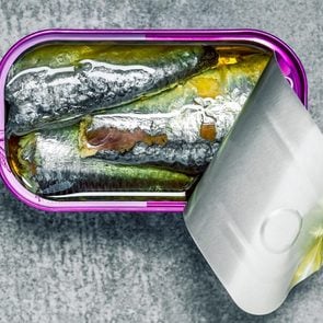Une boîte en conserve qui contient des sardines