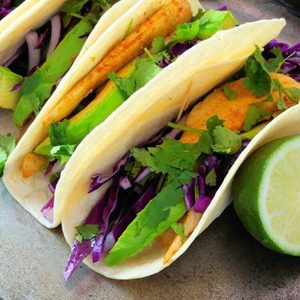 Tacos au poisson grillé, sauce chipotle et lime