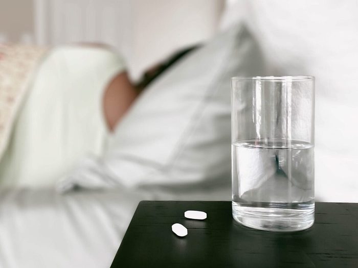 Verre D Eau Pilule Medicament Chevet Table De Nuit Dormir Sommeil Lit