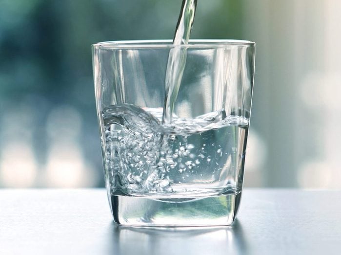 L'envie de boire de l'eau peut indiquer un diabète.