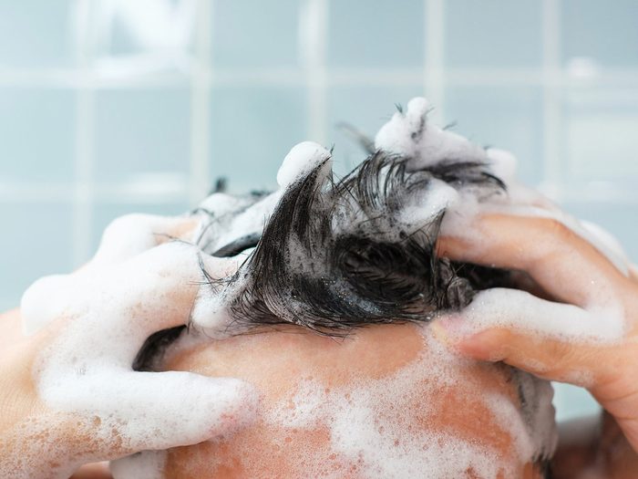 Parmi les conseils capillaires, rafraîchissez vos cheveux avec un lavage ciblé