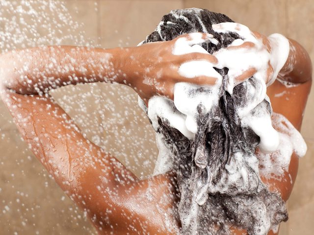 Parmi les conseils capillaires, diminuez le nombre de lavage de vos cheveux