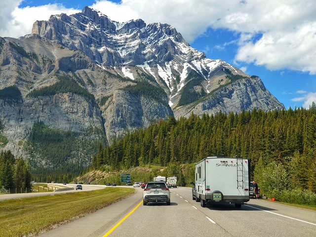Une autoroute prs de Banff, en Alberta