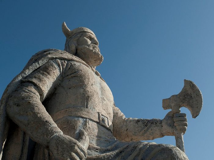 Une statue de viking au Manitoba.