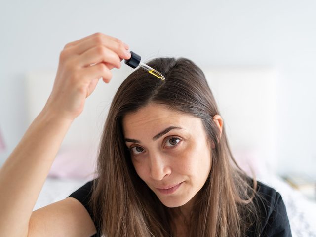 Parmi les conseils capillaires, traitez vos cheveux secs aux vitamines durant la nuit