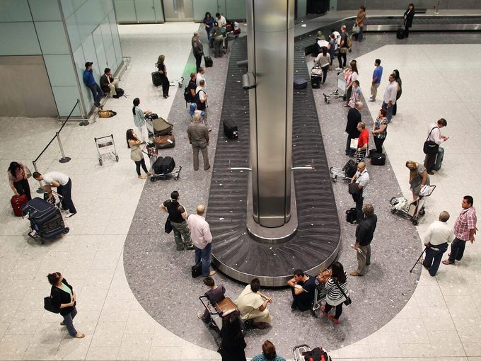 Aeroport Tapis Roulant Baggage Attendre Sa Valise