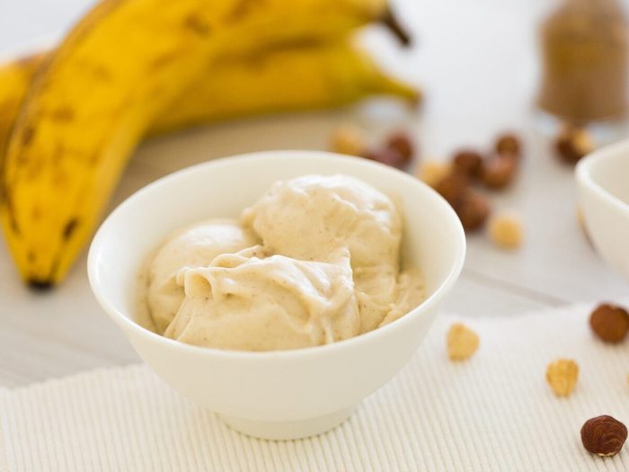 Faire de la «crème glacée» à la banane.