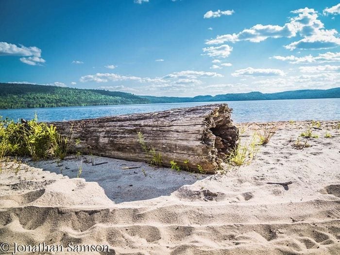 La plage du lac Simon en Outaouais fait partis des plus belles plages du Québec.
