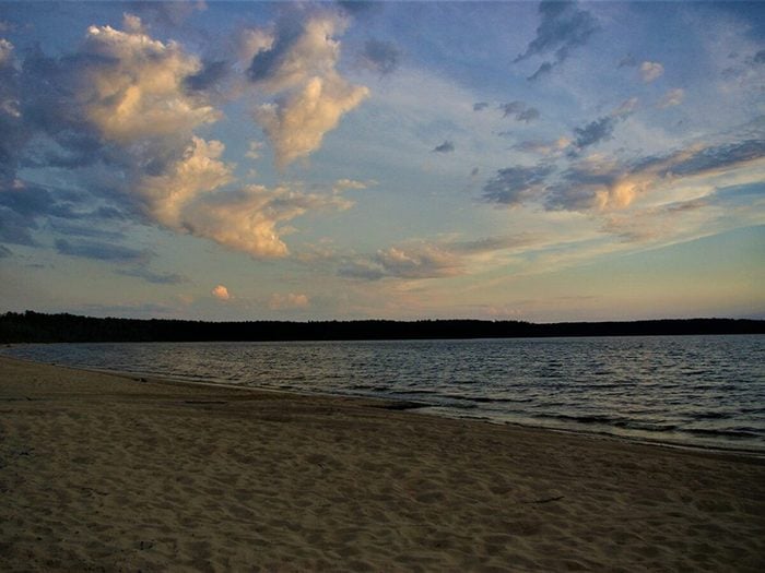 La plage du Camping du Lac Matagami à la Baie James fait partie des plus belles plages du Québec.