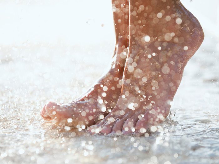 Se laver les pieds est primordial pour la santé.