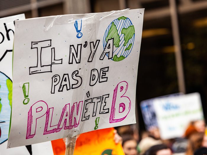 Une personne tient une pancarte dans le cadre d'une manifestation pour le climat