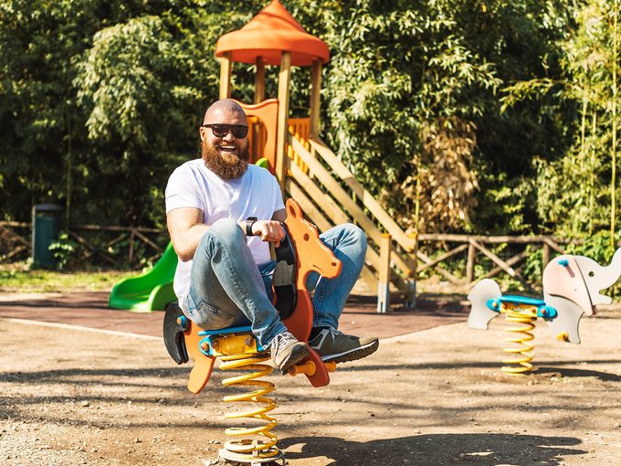 Pause estivale: un homme s'amuse dans un parc à jeux