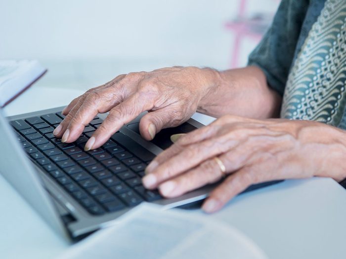 Une personne âgée utilise son ordinateur