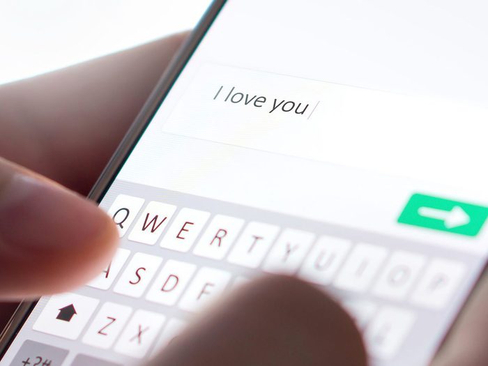 Fraudes en ligne: Un message "je t'aime" sur un téléphone portable