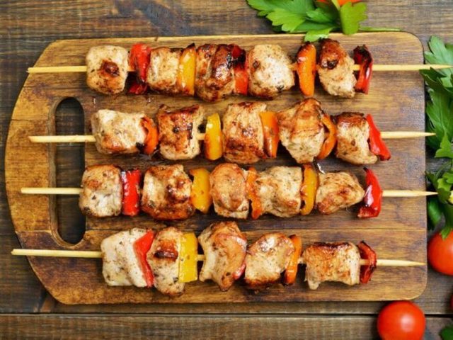 La brochette de poulet grill fait partie des aliments au barbecue qui sont rellement bons pour votre sant.