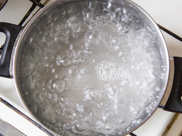 de l'eau bouillante dans une casserole.