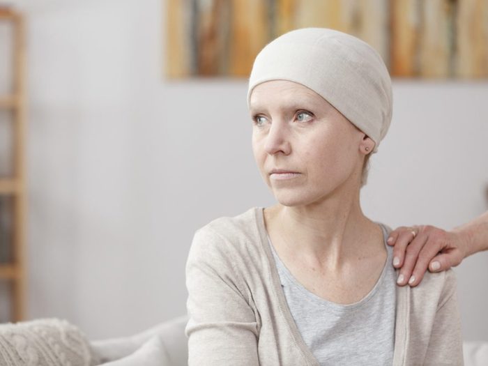 Une dame malade atteinte du cancer n'a plus de cheveux.