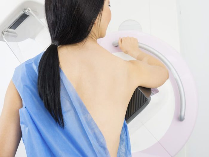 Une dame passe une mammographie.