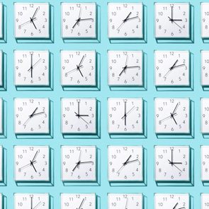 Une illustration de plusieurs horloges à différentes heures de la journée.