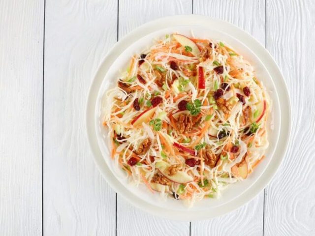 La salade de chou fait partie des aliments au barbecue qui sont rellement bons pour votre sant.