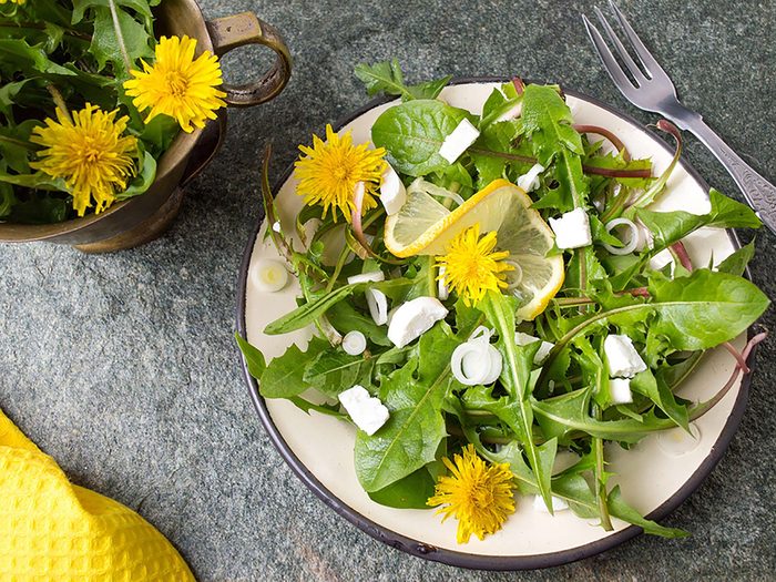 Salade Feuillles Pissenlit Recette Feta Oignon Citron