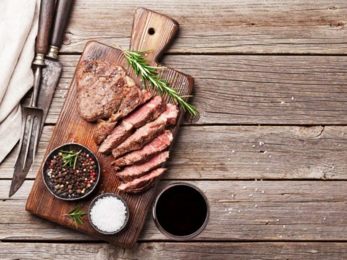 Le steak maigre fait partie des aliments au barbecue qui sont réellement bons pour votre santé.