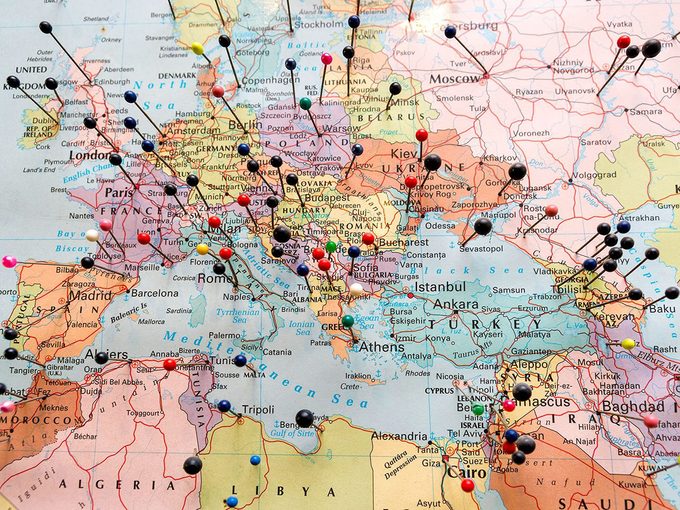 Une carte de l'Europe avec des punaises pour chaque destination.