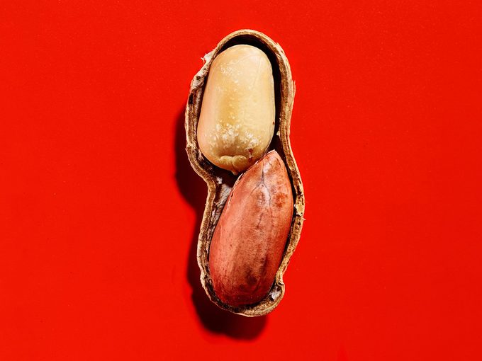 L'intérieur d'une arachide sur un fond rouge.