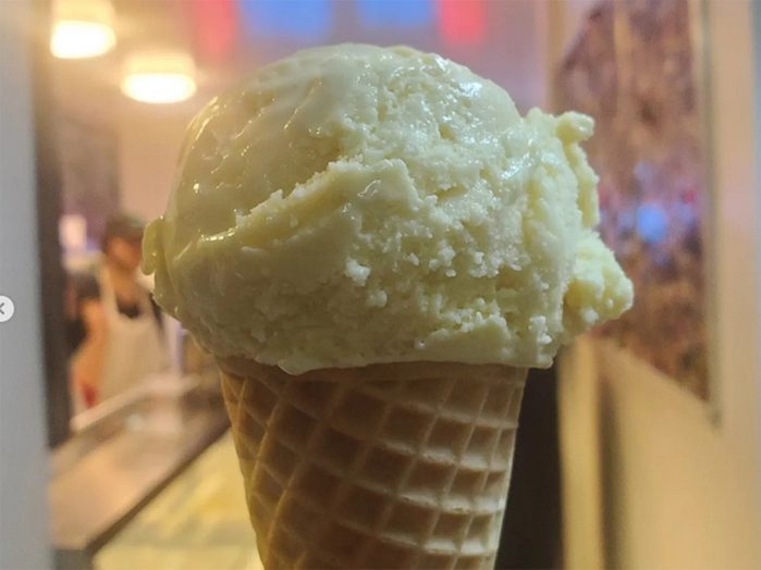 Une boule de crème glacée à la crèmerie Meu Meu, à Montréal.