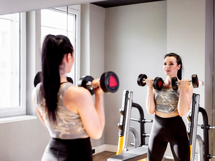 Discours intérieur négatif: une femme s'entraîne dans un gym.
