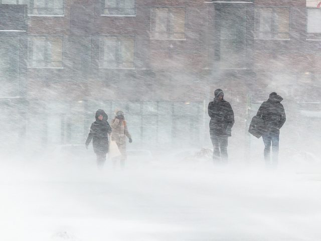 Extrmes climatiques: plusieurs personnes prises par un blizzard violent.