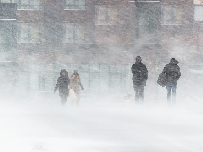 Extrêmes climatiques: plusieurs personnes prises par un blizzard violent.