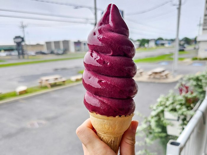 Crèmeries au Québec: un cornet de crème glacée d'une couleur violette.